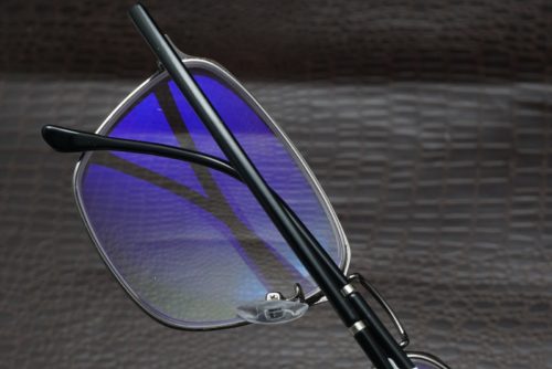 Đặc điểm kính chống ánh sáng xanh tiêu chuẩn bảo vệ mắt